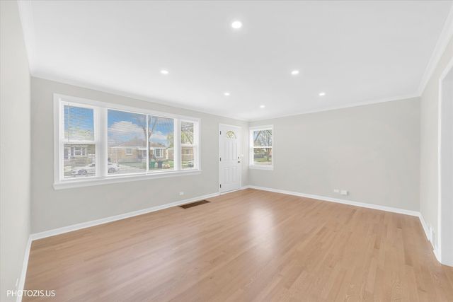 2112 Portsmouth Avenue, Westchester, IL 60154