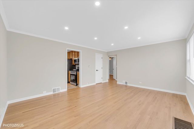 2112 Portsmouth Avenue, Westchester, IL 60154