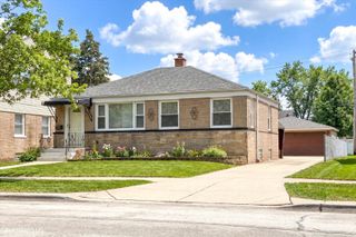 2112 Portsmouth Avenue, Westchester, IL 60154