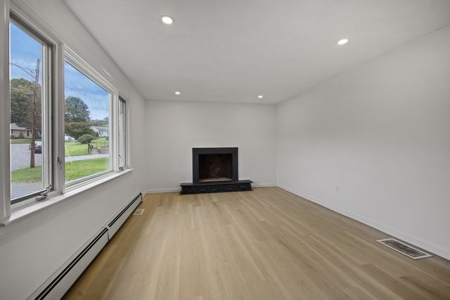 114 Valley Rd, Somerset, MA 02726