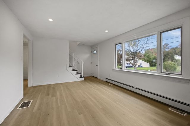 114 Valley Rd, Somerset, MA 02726