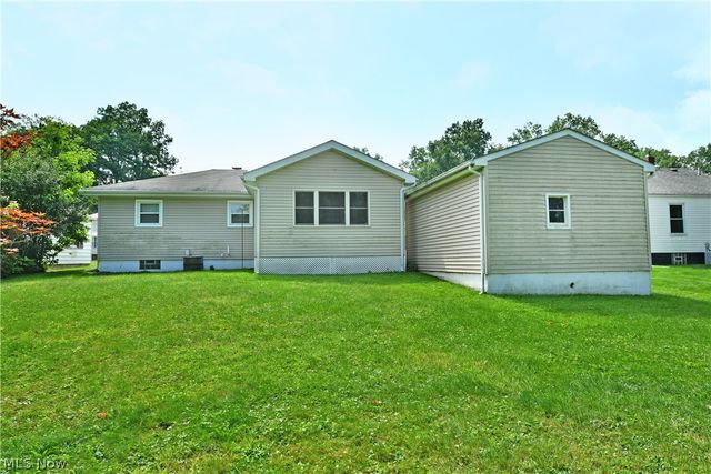 1384 Meadowbrook Avenue SE, Warren, OH 44484