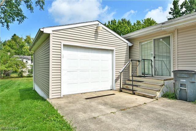 1384 Meadowbrook Avenue SE, Warren, OH 44484