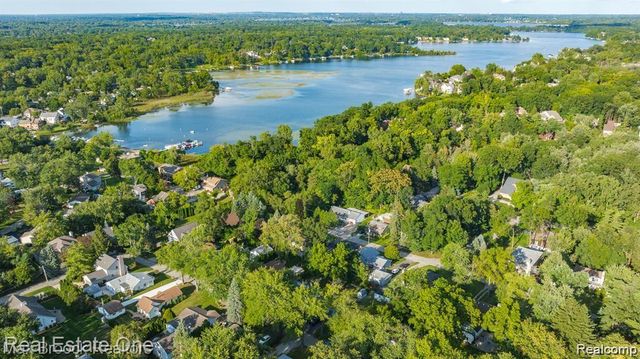 4510 Bethune Court, West Bloomfield, MI 48323