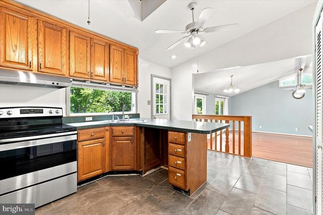 2002 LENHART RD, Hatfield, PA 19440