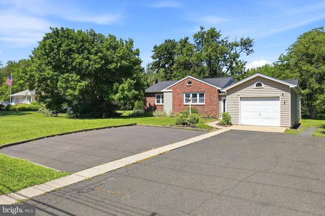2002 LENHART RD, Hatfield, PA 19440