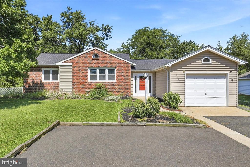 2002 LENHART RD, Hatfield, PA 19440