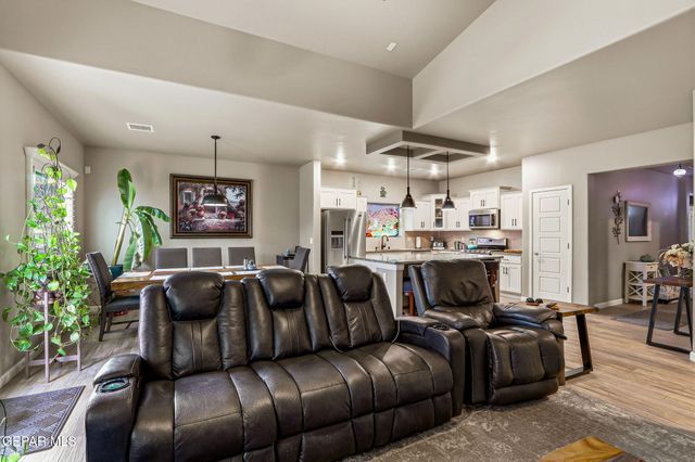 887 Bronze Hill Avenue, Sunland Park, NM 88063