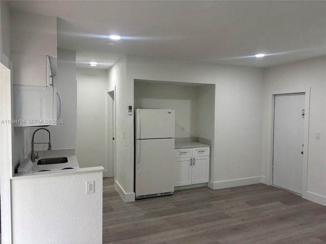 2071 NE 169th St, North Miami Beach, FL 33162