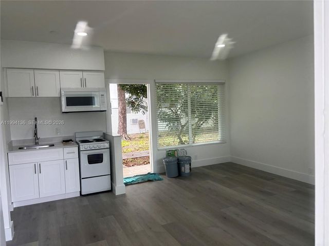 2071 NE 169th St, North Miami Beach, FL 33162