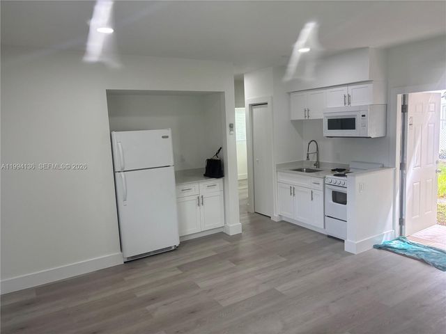 2071 NE 169th St, North Miami Beach, FL 33162