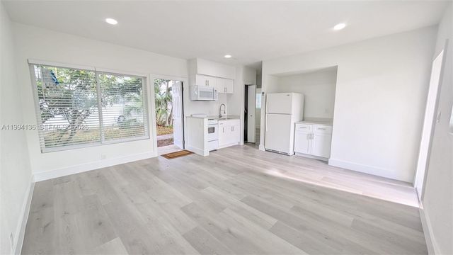 2071 NE 169th St, North Miami Beach, FL 33162