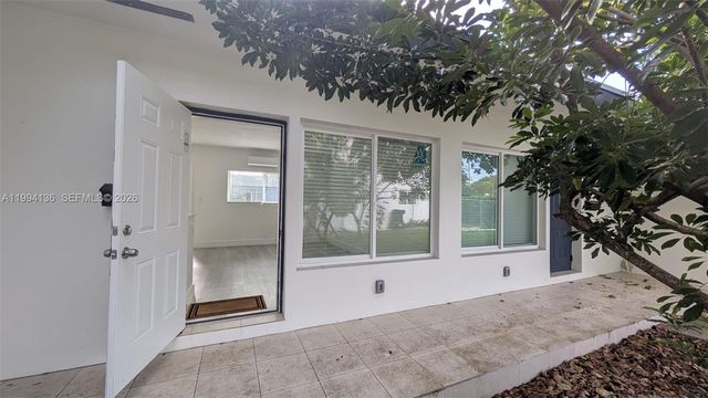 2071 NE 169th St, North Miami Beach, FL 33162