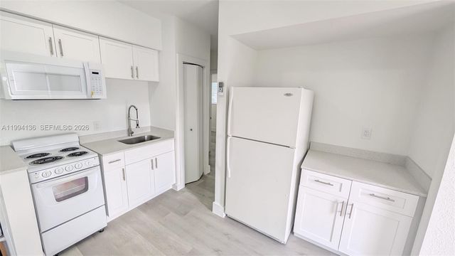 2071 NE 169th St, North Miami Beach, FL 33162
