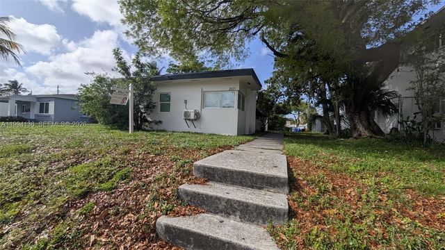 2071 NE 169th St, North Miami Beach, FL 33162