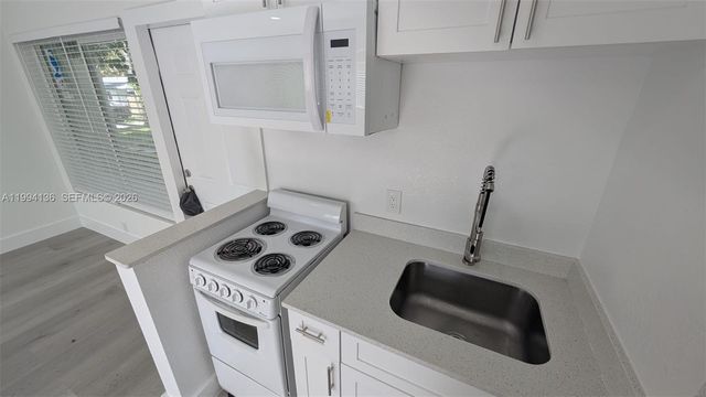 2071 NE 169th St, North Miami Beach, FL 33162