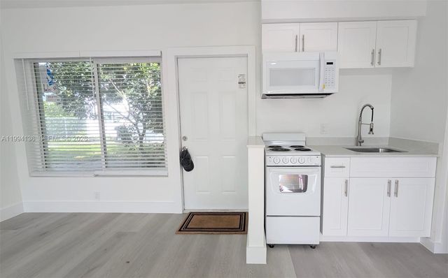 2071 NE 169th St, North Miami Beach, FL 33162