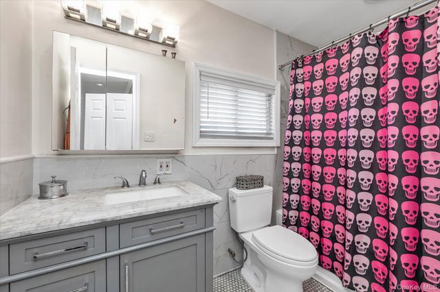 528 Carpenter Avenue, Oceanside, NY 11572