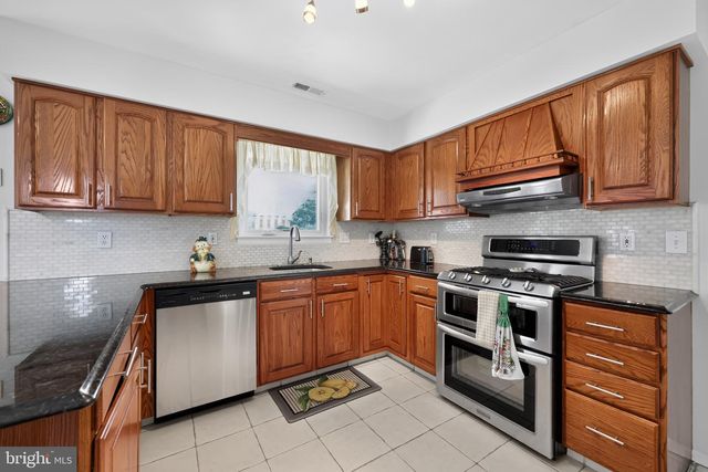 14 STEEPLECHASE DR, Blackwood, NJ 08012