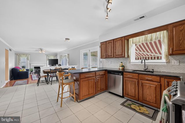 14 STEEPLECHASE DR, Blackwood, NJ 08012