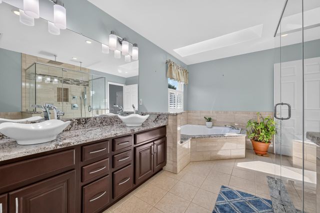 14 STEEPLECHASE DR, Blackwood, NJ 08012