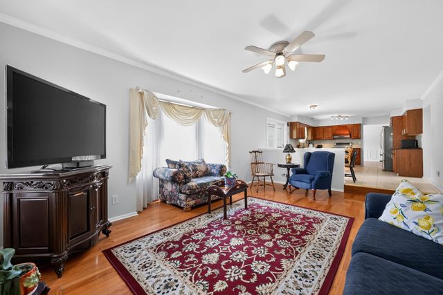 14 STEEPLECHASE DR, Blackwood, NJ 08012