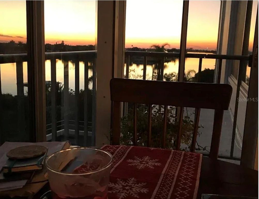 Image 6 of property listing at 50 HARBOR VIEW LN, Belleair Bluffs, FL 33770