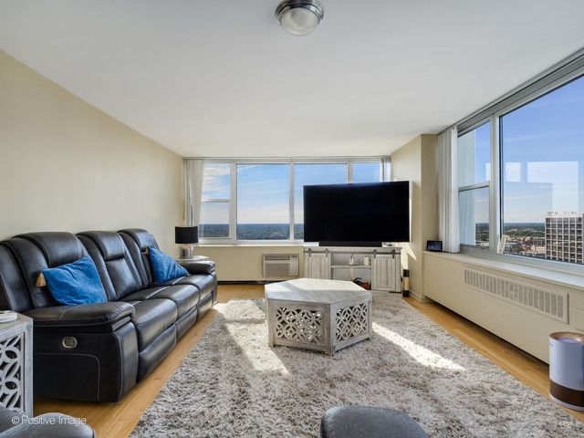 4250 N Marine Drive 2815, Chicago, IL 60613