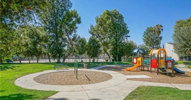 7631 Reseda, Reseda, CA 91335