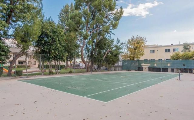 7631 Reseda, Reseda, CA 91335