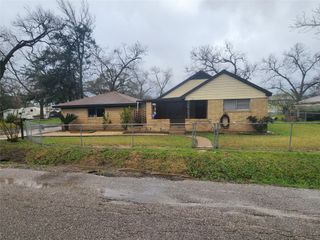 1165 Lake Street, Clute, TX 77531