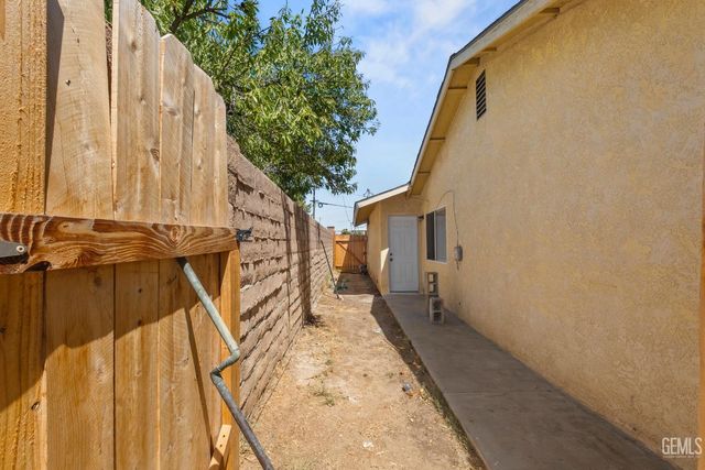 912 Crane Street, Bakersfield, CA 93306