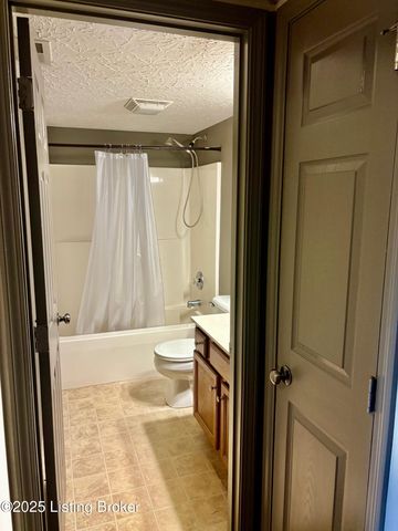 120 Darby Woods Ct, Radcliff, KY 40160