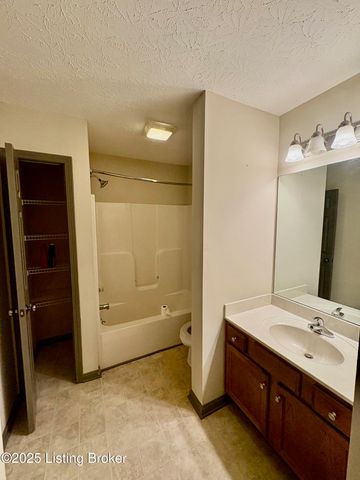 120 Darby Woods Ct, Radcliff, KY 40160