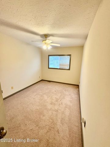 120 Darby Woods Ct, Radcliff, KY 40160