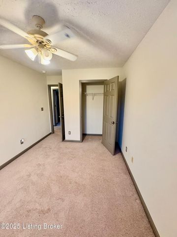 120 Darby Woods Ct, Radcliff, KY 40160