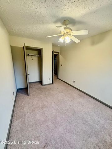 120 Darby Woods Ct, Radcliff, KY 40160