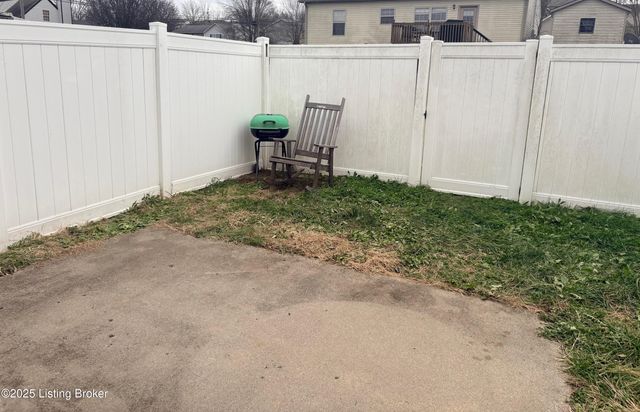 120 Darby Woods Ct, Radcliff, KY 40160