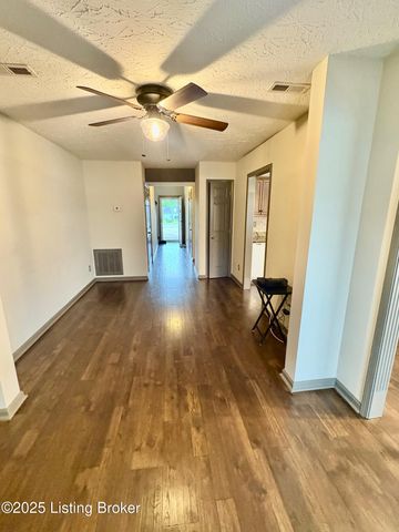 120 Darby Woods Ct, Radcliff, KY 40160