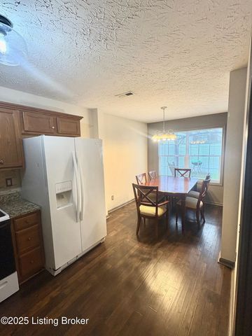 120 Darby Woods Ct, Radcliff, KY 40160