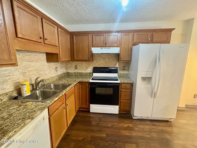 120 Darby Woods Ct, Radcliff, KY 40160