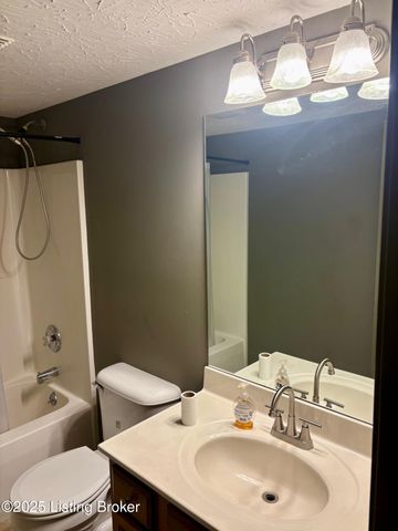 120 Darby Woods Ct, Radcliff, KY 40160