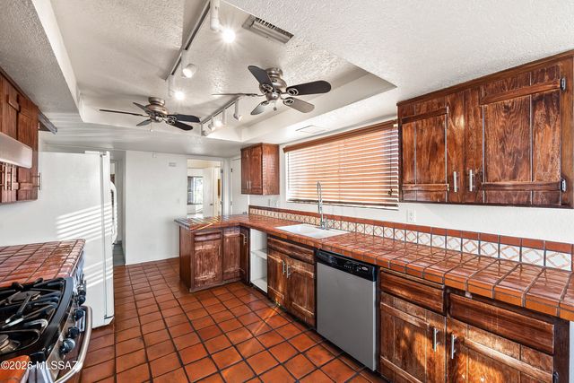 4740 E Camino La Brinca, Tucson, AZ 85718