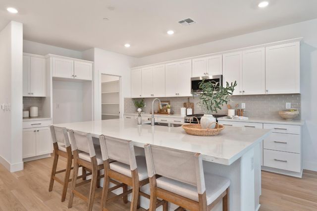 225 Vectra Ct, Roseville, CA 95747