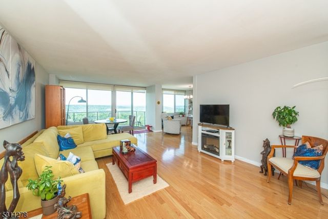 1 Claridge Dr 725, Verona Twp., NJ 07044