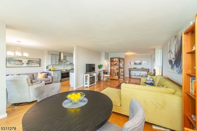 1 Claridge Dr 725, Verona Twp., NJ 07044