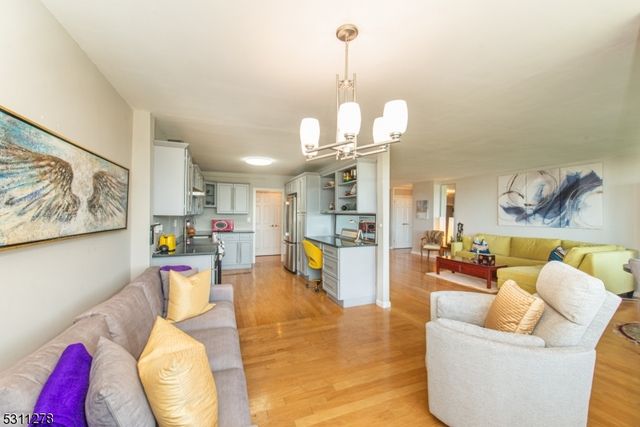 1 Claridge Dr 725, Verona Twp., NJ 07044