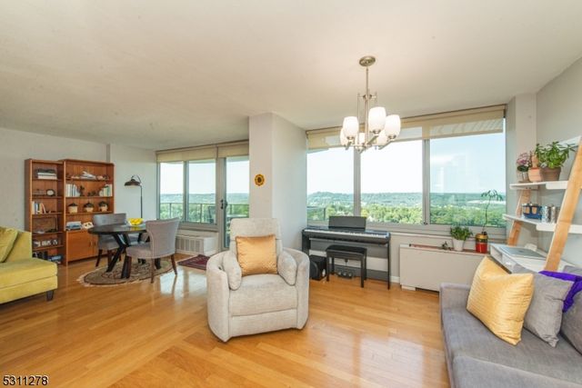 1 Claridge Dr 725, Verona Twp., NJ 07044