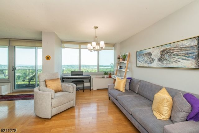 1 Claridge Dr 725, Verona Twp., NJ 07044