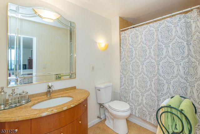1 Claridge Dr 725, Verona Twp., NJ 07044